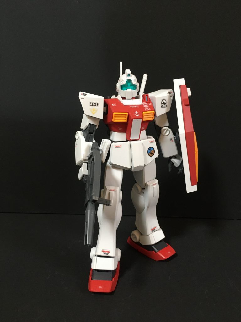 正面右側Simple is BEST を体現したシルエットですね。