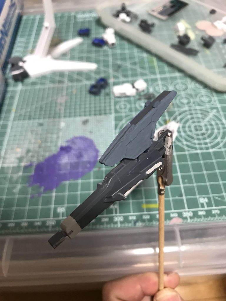 水性アクリル塗料でコツコツ筆塗りしました。筆ムラもある程度はつや消しで消えてくれました。