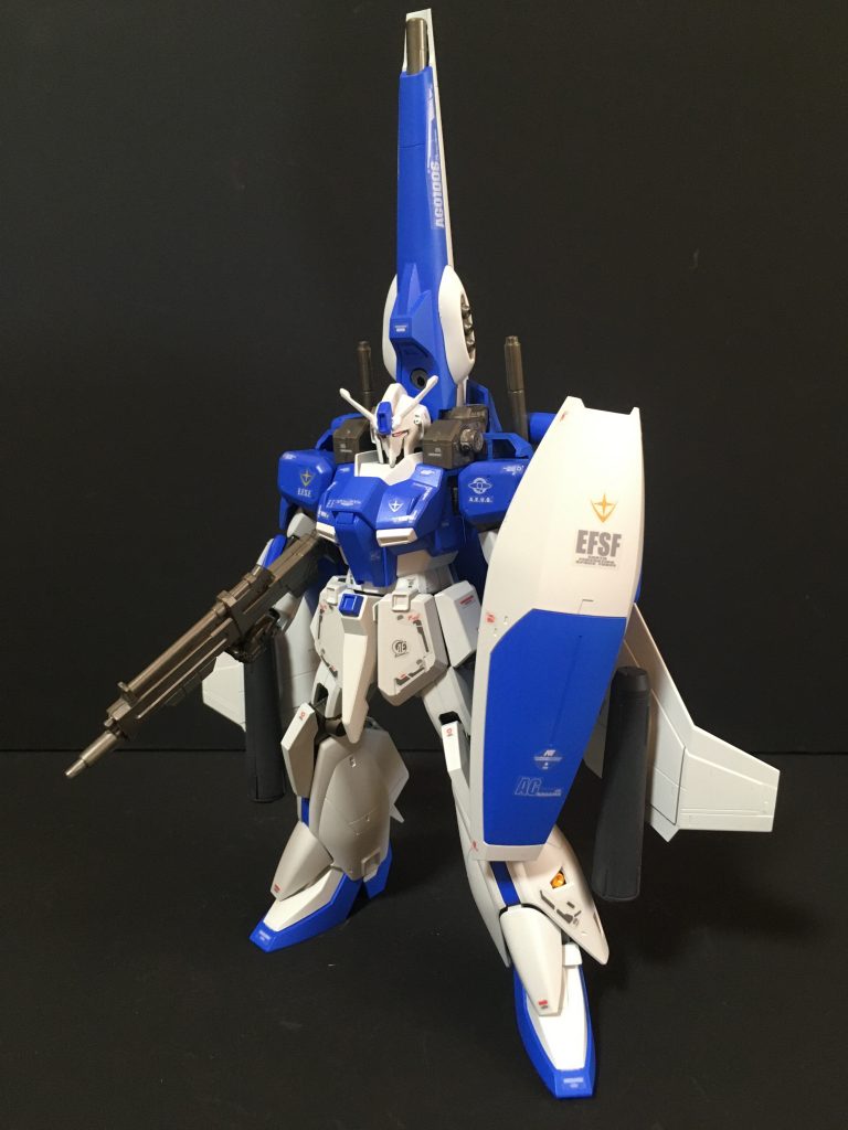 バック・ウェポン・システム（BWS）装着時。肩をZプラスにすることでBWSとの干渉が少なくなりました。