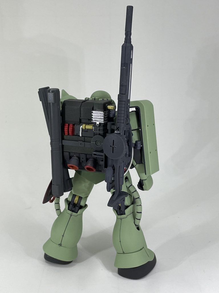 背面。ライフルとマシンガンを積めるようにしている。バックパックはジオングレーで塗ったつもりだったのだが、トップコート吹いたらなんか全然違う色になった…レギュレーション的に大丈夫なんだろうか?