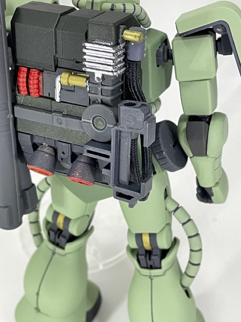 ライフル&マシンガン用のラックはリバイブザクの余剰パーツを切り貼りして適当にでっち上げてます。