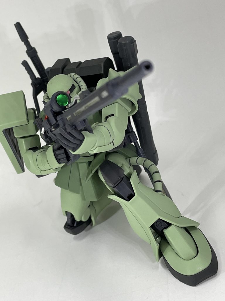 構え。可動域がすごい。…と思うのだが、手首関連はやりすぎだと思うので接着固定。ライフル持ち手もザクⅠスナイパーから持ってきてたりしてます。