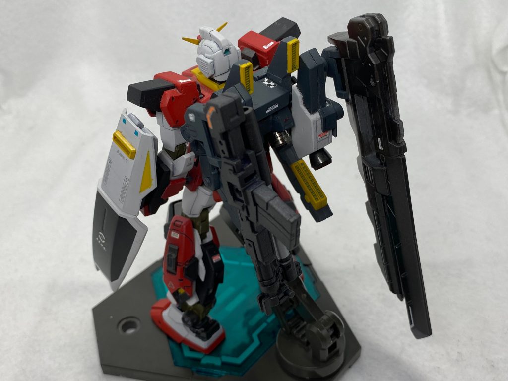 バックパックの仕様変更に合わせてこれらの武装をウェポンラックに取り付けられるようにプラ棒やプラ板を使って改造しています!