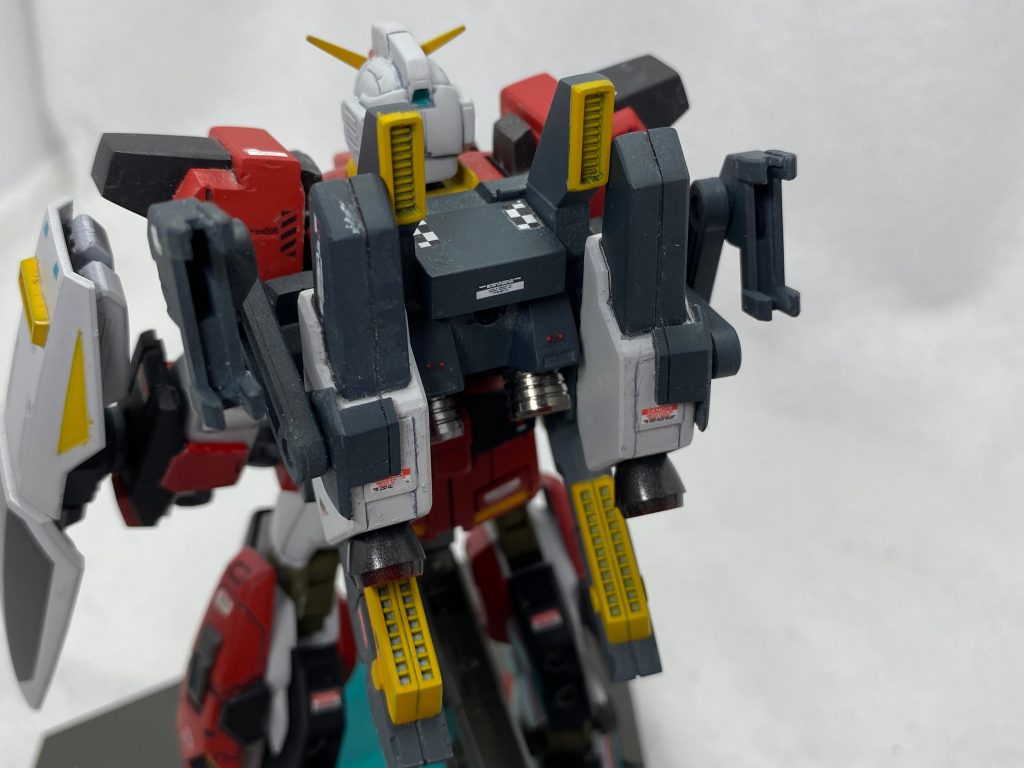 二つ目の変更点のバックパックの改良は前回の武器を装備できる部分をHGEz-SRのブースターをつけてそこにHG境界線機ケンブなどについているウェポンラックを取り付けたものにしました!