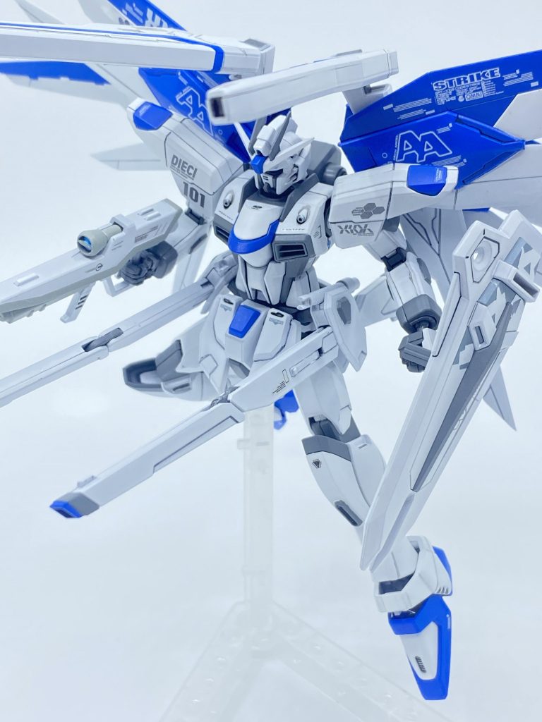 センサー類は蛍光塗料で塗ったのでUVライトで光るのですが、機体の白にも影響してしまい上手く撮影できませんでした…orz