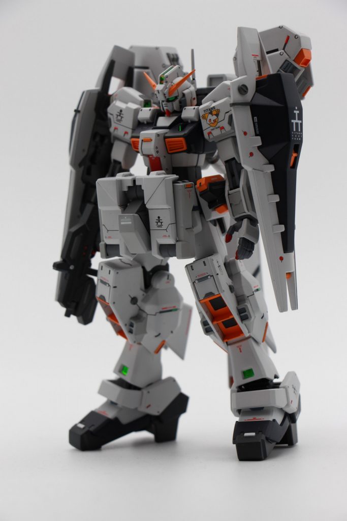 使用キットは　HGUCガンダムヘイズル２号機にアドバンスドヘイズルのシールド等一部パーツを組み合わせています。２号機ですがティターンズカラーではなくヘイズル改のものにしています。