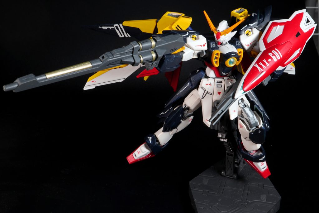 バスターライフル射撃ウイングガンダムと言えばコレですよね。グレー一色だと寂しいのでゴールドをちょい足ししました。