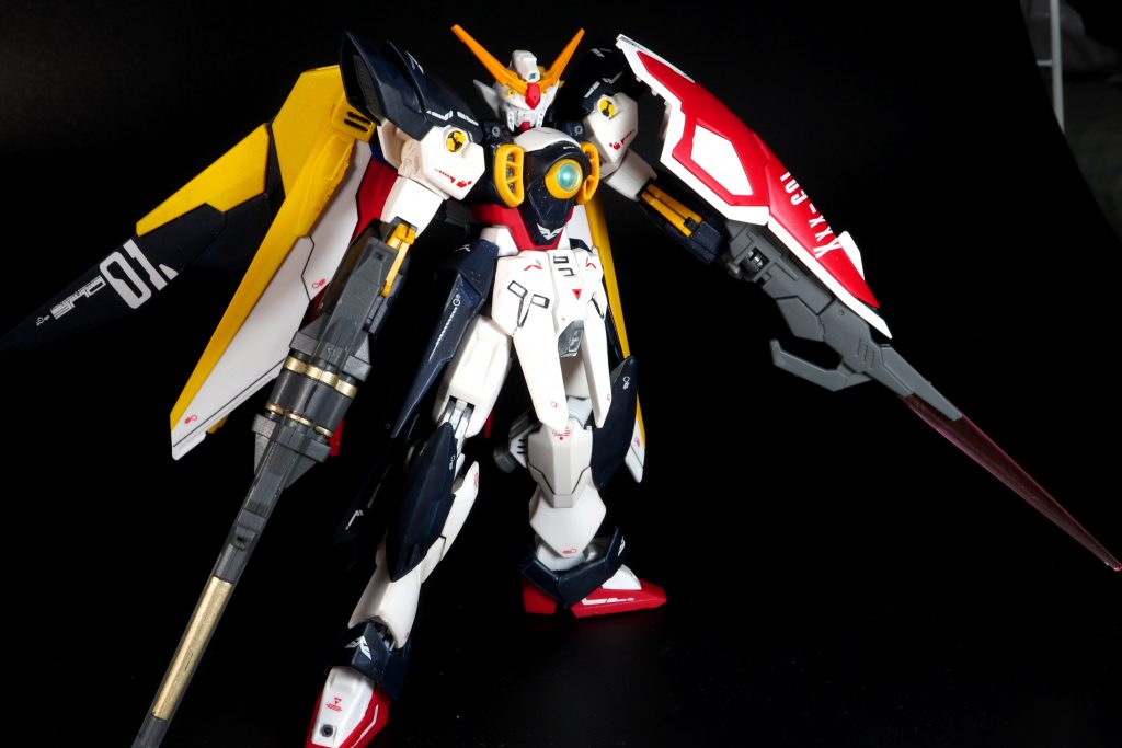 シルード内蔵ビームソードフェニーチェのバスターライフルの下部に付いていた物をシールドに付けてみました。シルードがグリップで保持できる様になったのでポージング中のポロリが無くなったのも嬉しい点。ビームサーベルとビームの色が違うのはご愛嬌という事で・・・