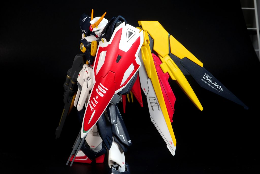 サイドショットウイングガンダムと言えば羽だろうという事で、フェニーチェのバインダーも追加して四枚羽にしています。シールドのデカールはMGを参考にしてみましたが、もうちょっとセンスが欲しいですね笑