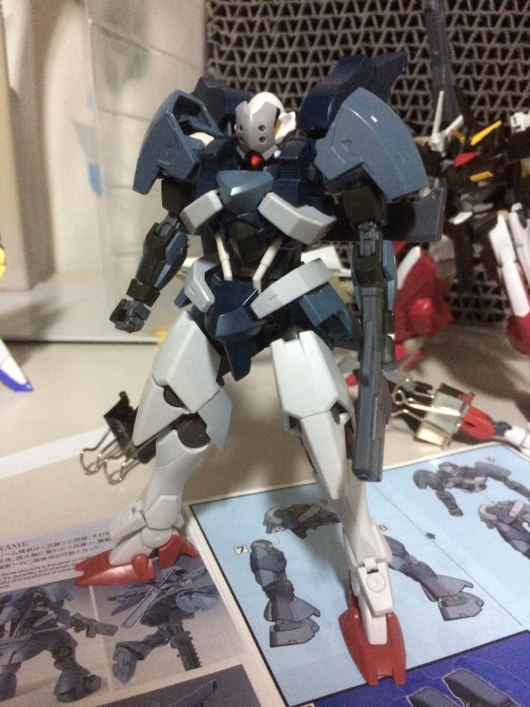 脚部はジンクスから拝借。顔はバルバトスルプスを加工。腰部分もちょっと弄ってます。この漏影のスカート+ジンクスの脚の組合せは結構お気に入りです。