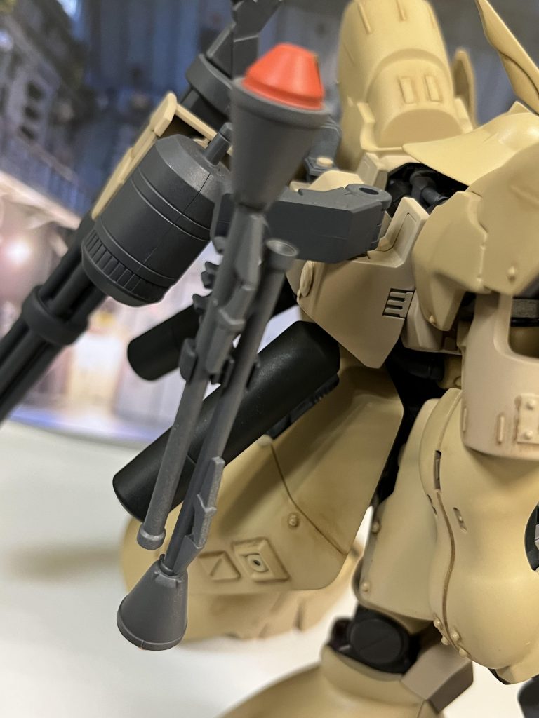 パイロット「今回の作戦、上層部は何を考えているんだ・・・?」整備兵「大尉が知らないのに、一介の整備兵に分かるわけないじゃないですか。」パイロット「はっきり言う。気に入らんな。」整備兵「すみません。ただ地上の正規軍の他に、残党軍までも宇宙に上げるんですよね・・・。」パイロット「あぁ。しかも、今回の作戦にはブラウンやクルツまで駆り出されている。」整備兵「大尉もですよ!」パイロット「世辞はいい。」整備兵「お世辞ではありません。今作戦の初陣でMS8機撃破ですよ!」パイロット「サザビーがいい機体だからだ。」整備兵「それもありますが、大尉の腕がいいのですよ。」パイロット「ありがと。その言葉、信じよう。」整備兵「ありがとうございます。」パイロット「それよりジ・Oの整備任せたぞ。次の作戦では使いたい。」整備兵「お任せください!」これは、シャアの5th・ルナ落としの2ヶ月前の出来事であった。なんて妄想設定です。