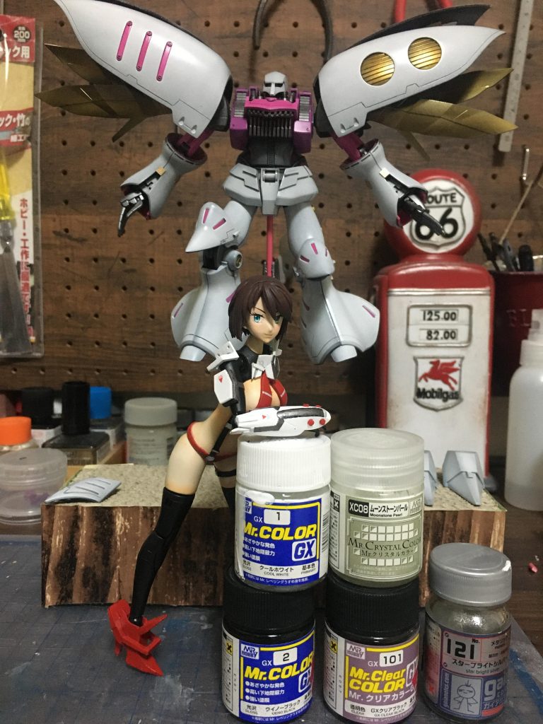 キュベレイのメインの白ですが、結構こだわってみました。黒下地→シルバーでギラギラにした後、クールホワイト→ムーンストーンパールで仕上げました。写真では全然伝わってないですね……うーん……