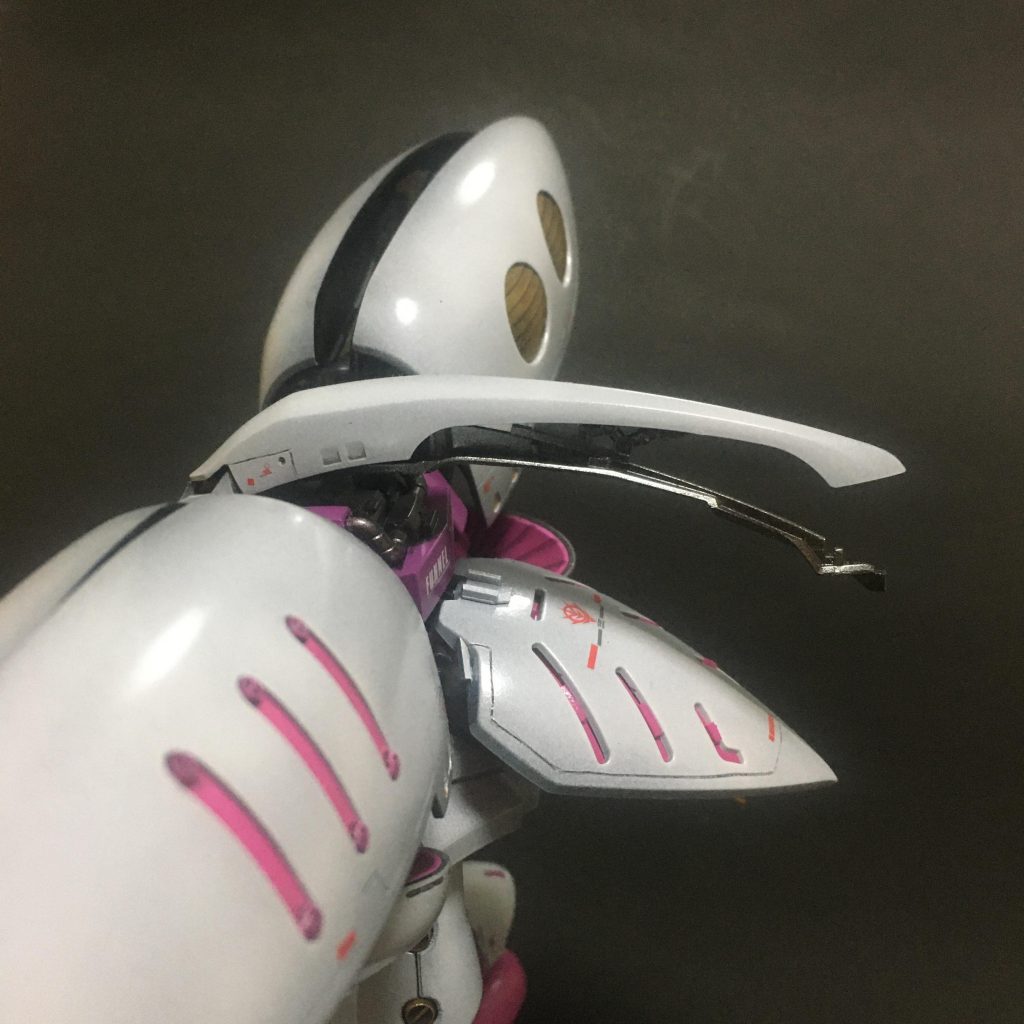 頭部、上下のパーツ分割のところにメカパーツを挟み込んで二又になるようにしてあります。