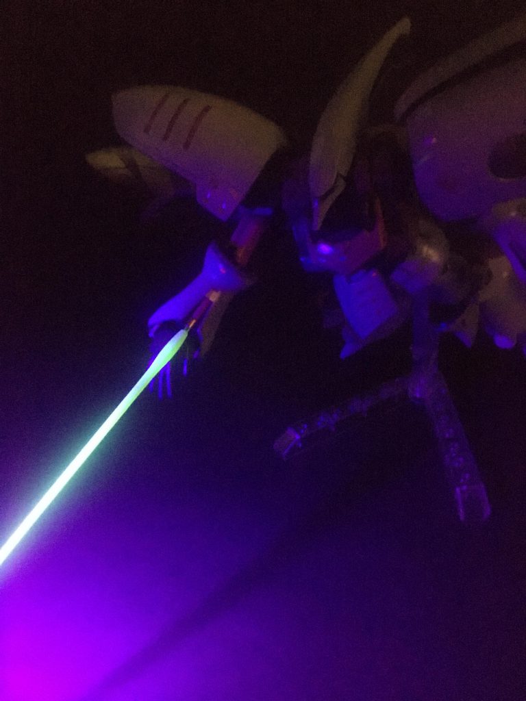 ビームを蛍光塗料で発行表現。自分としては初めての試みです。