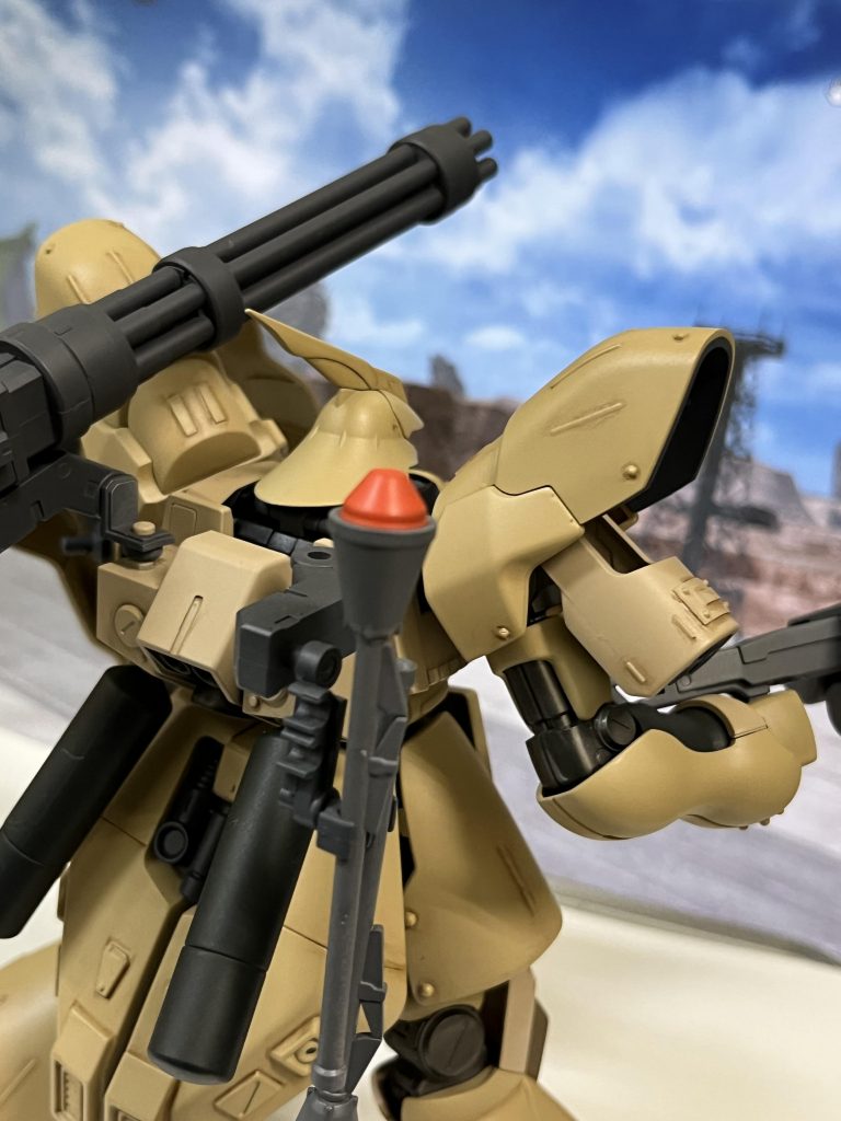 ファンネルコンテナは廃止してウェポンラックに変更。ガトリングガンとシュツルム・ファウストを装備しています。