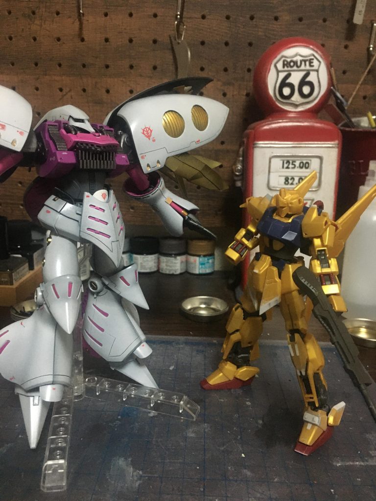 で……今回、キュベレイは完成したのですが、作品としてはまだ完成していないんです。上の写真で何をしようとしてるか分かりますかね？キュベレイはこの後ポーズを固定させてしまう予定なので、その前にブンドドさせて写真を投稿したって感じです。製作はまだ続けていきます。……ちゃんと完成するかはわかりません！完成次第投稿しますのでよろしくお願いします！ではまた！