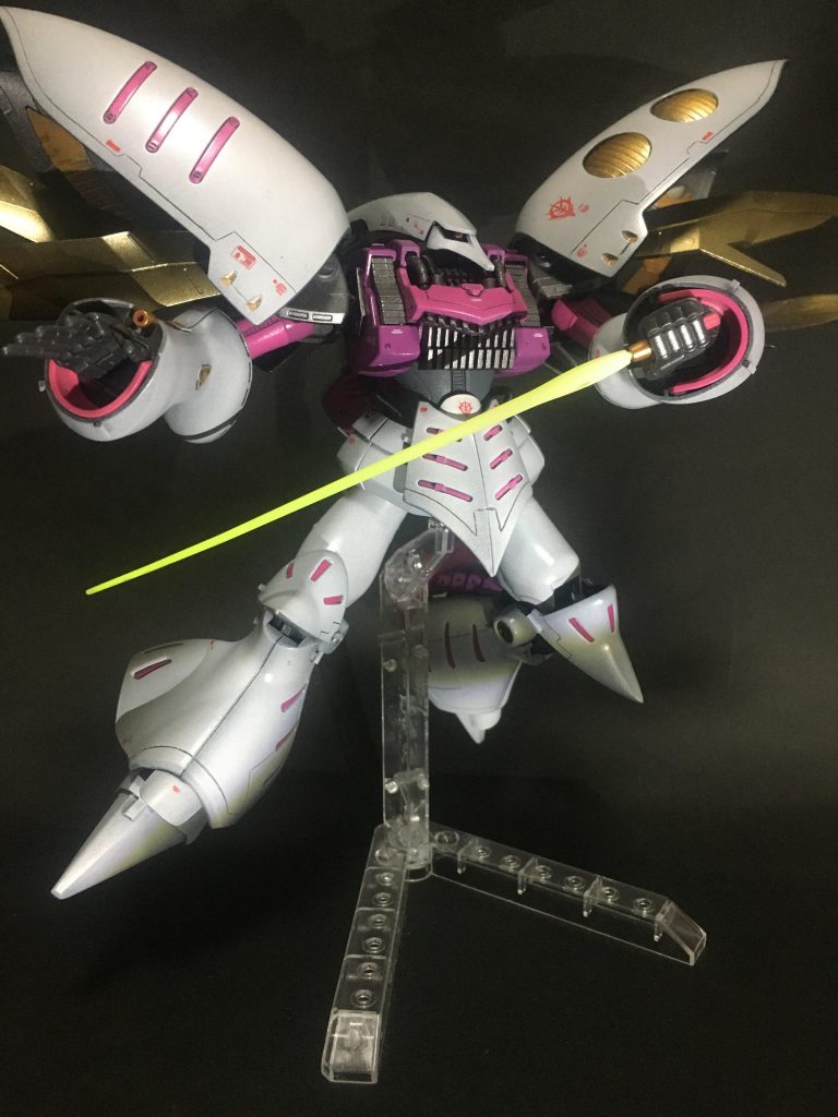 肩のバインダーから何やらはみ出してますよ。