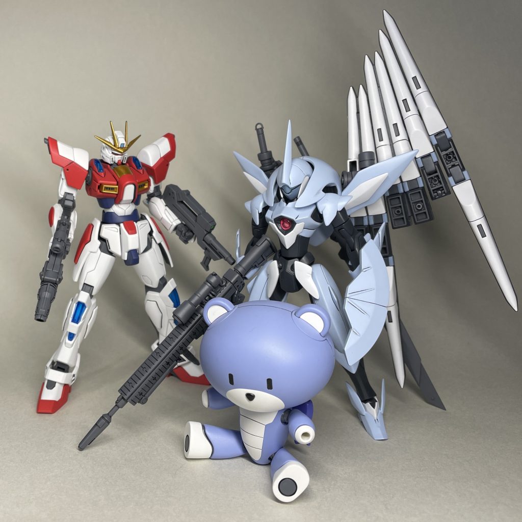 チームバトル用機体 3体 まえ レイジファミリーが一般部門出場のために用意した機体という妄想設定で、ビルドバーニングガンダム、ファルシア、プチッガイを並べてみました。 娘用の機体の構想もありますが、まだできていないので、とりあえずプチッガイで。