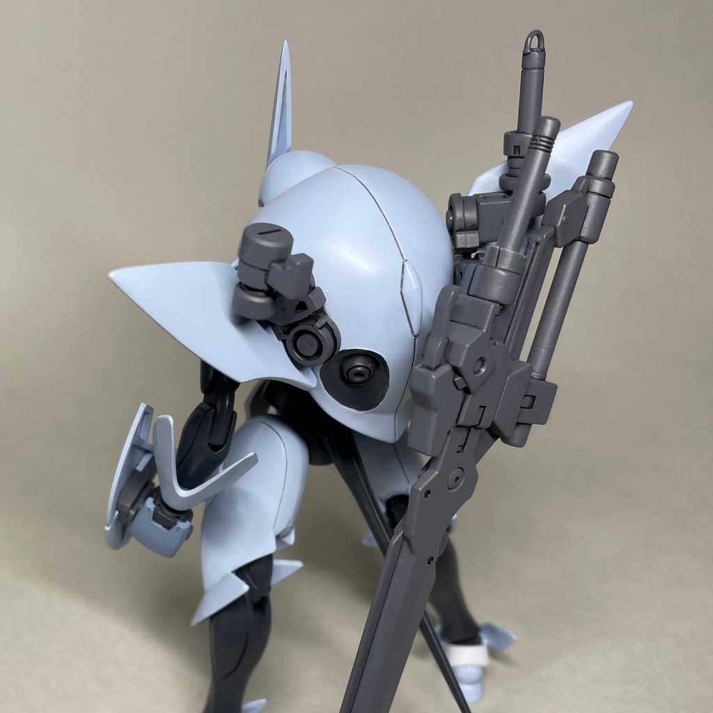 フィンファンネルのマウント部分。　製作時、ファルシアビットがどこに格納されているかなんてことは忘れてました。フィンファンネル塗装後、アニメのファルシアの戦闘シーンをなにげなく見たところ、バーニアノズルだと思っていた所からファルシアビットが出てきてびっくりしました。完全に頭になかったようです。　そんな経緯もあるので、この機体にはファルシアビットは装備されておらず、ビットコンテナだった部分にはビットの代わりに推進器や推進剤などが積まれているということにしました。（そもそもパーツパラダイスでパーツを揃えたので、この機体分のビットは入手していません。）フィンファンネルはνガンダムのように使い切りで、戦闘中に推進剤などをチャージする機構はありません。