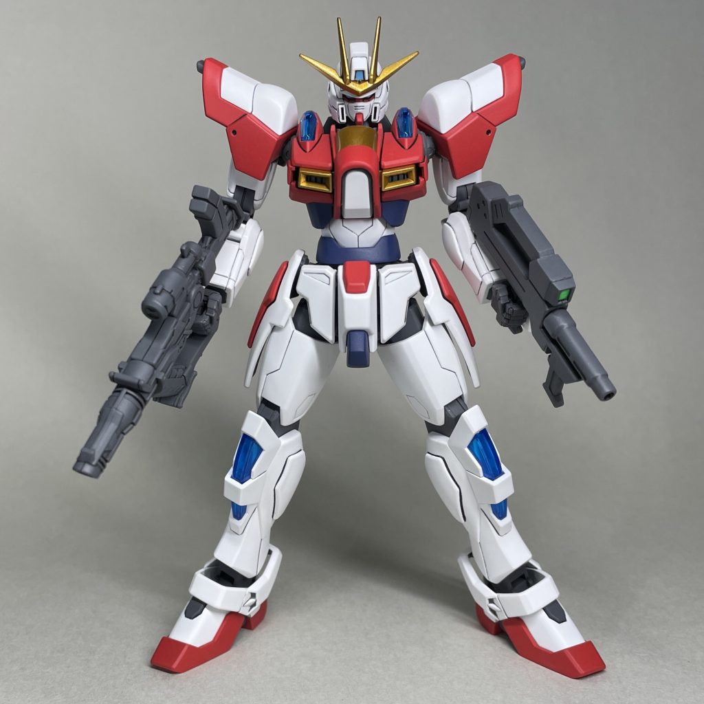 正面 右手武器は、GMGMウェポンズの武器を組み合わせてディティールアップしたもの。左手武器は、パワードジムカーディガンや すーぱーふみな に付属するライフルの持ち手部分を加工したものです。