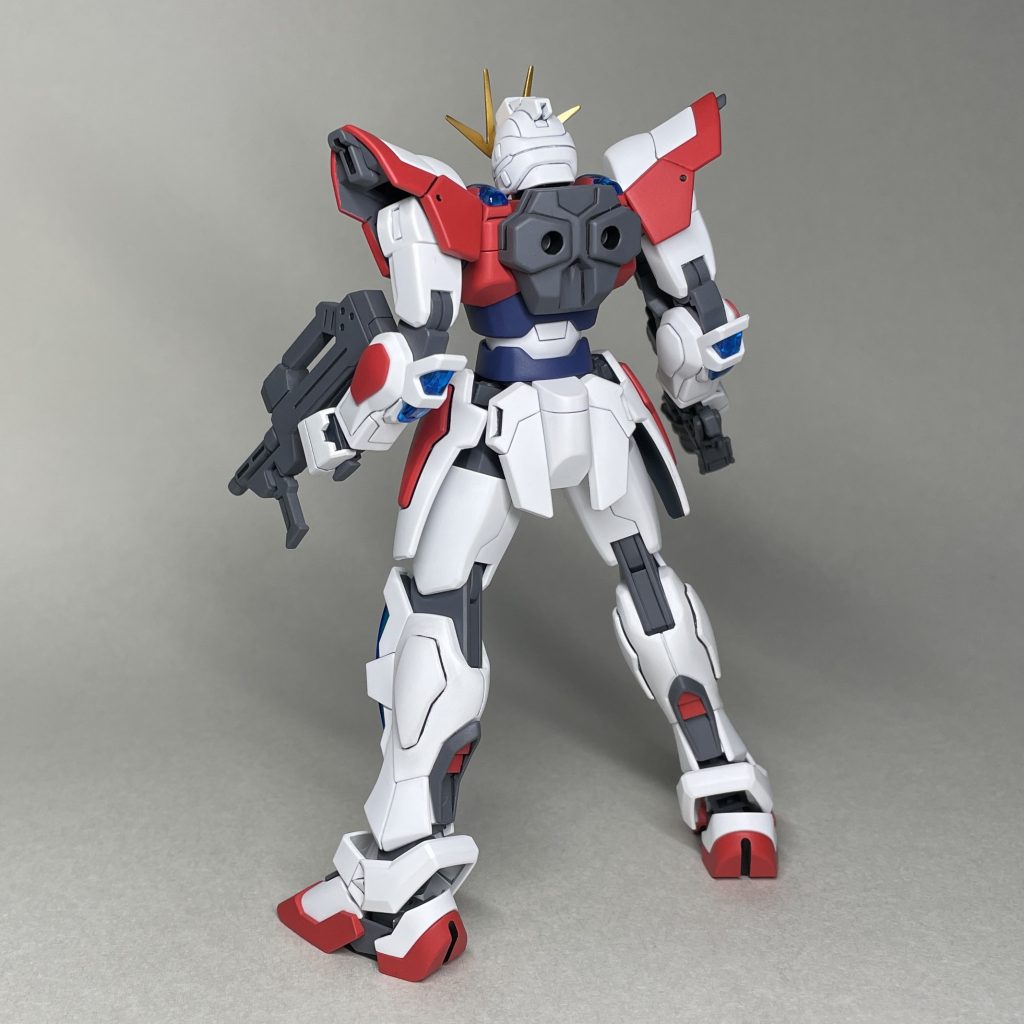 うしろ シンプルな機体で失敗した部分のアラが目立つので、スミ入れがしやすいように目立つ部分の装甲のスジ彫りを彫り直したり、ミゾを彫ったりしました。