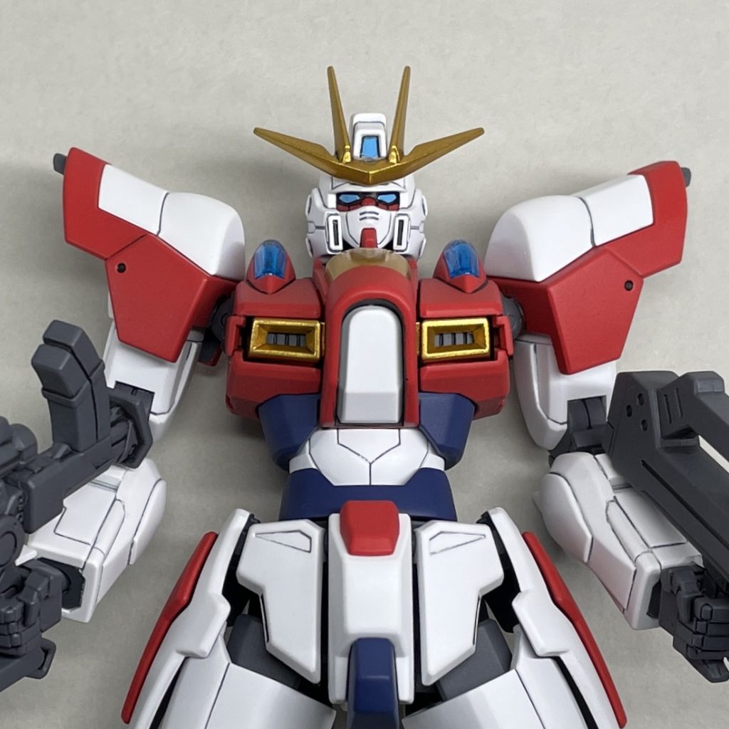 上半身アップ 頭部のひさし部分を削って正面から見た時に目の部分が見えやすいようにしたり、胸部ダクトの内側のスリットを彫りました。