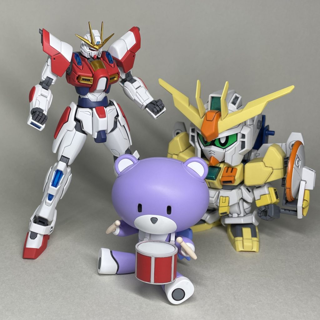 トライ・ファイターズ? まえ ビルドバーニングガンダムは、カミキ・セカイの機体と外見を変えていないのでトライ・ファイターズの他のメンバーの機体と並べました。・ホシノ・フミナ のウイニングガンダム(部分塗装)・コウサカ・ユウマ のバトル用機体は持ってないので、そこらにあったプチッガイ(ユウマ設計)