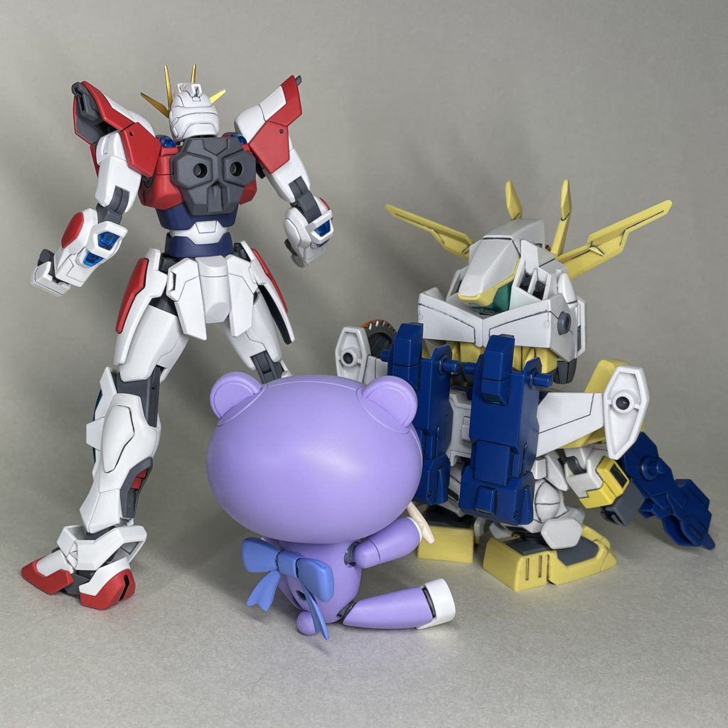 トライ・ファイターズ? うしろ 部分塗装、スミ入れマーカー書き込みのウイニングガンダムは、全塗装の他二体と比べ、だいぶ見劣りします。