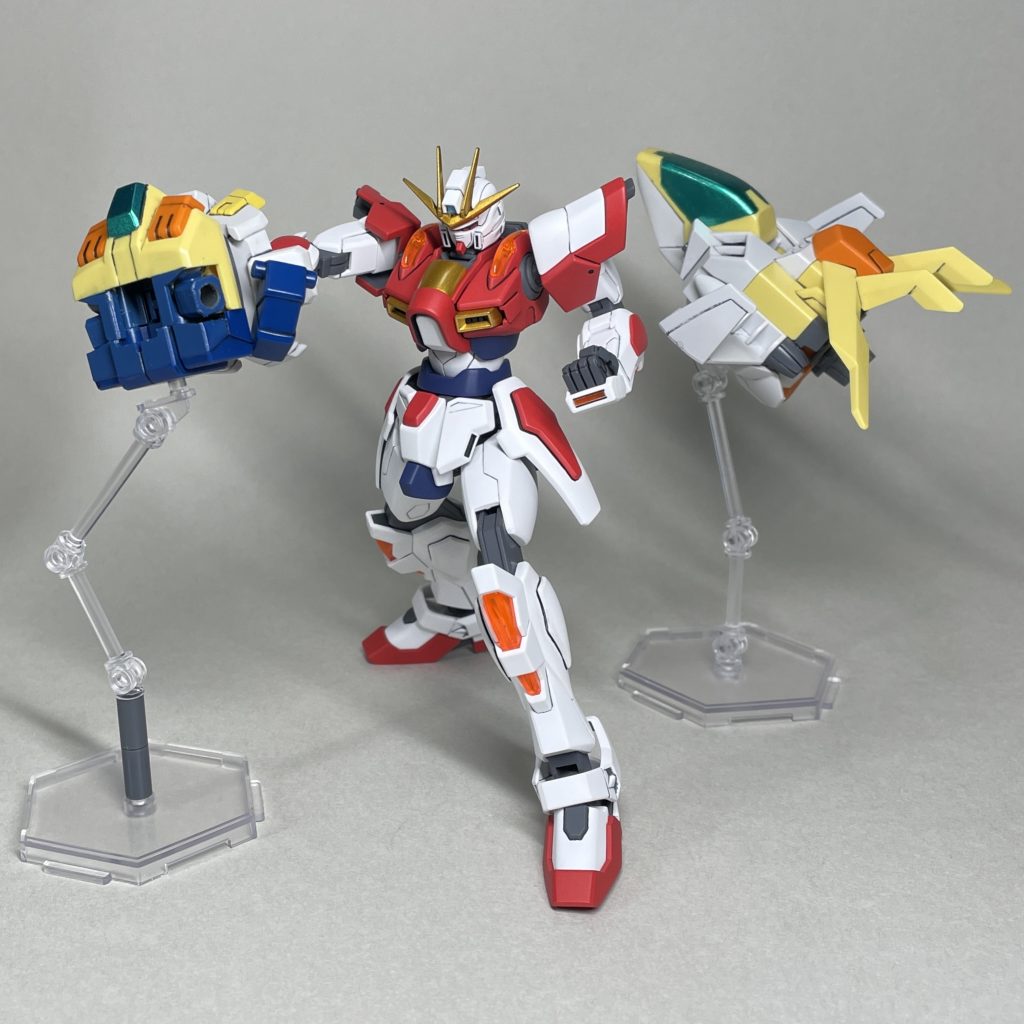 ウイニングナックル!&コアファイター まえやっぱり、部分塗装のウイニングガンダム部分が安っぽい(>_<) ウイニングガンダムは、ギミック重視のガンプラなので気軽に分解できた方がよく、そこまで思い入れもないので、今のところ全塗装する気はありません。