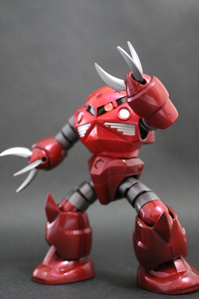 デカールを貼ろうか悩みましたが、この曲線美とツヤツヤ塗装を楽しもうと、シンプルに仕上げる方向で。