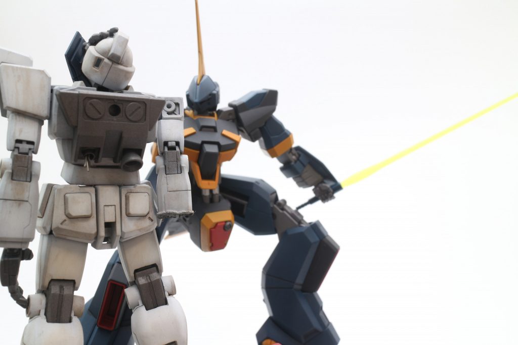 バーザムは素組ですが全塗装。ジムは余っていたEGガンダムやHGガンダム、ジム・カスタムなどの部品を動員してそれっぽくしています。ちょっと白くしすぎました．