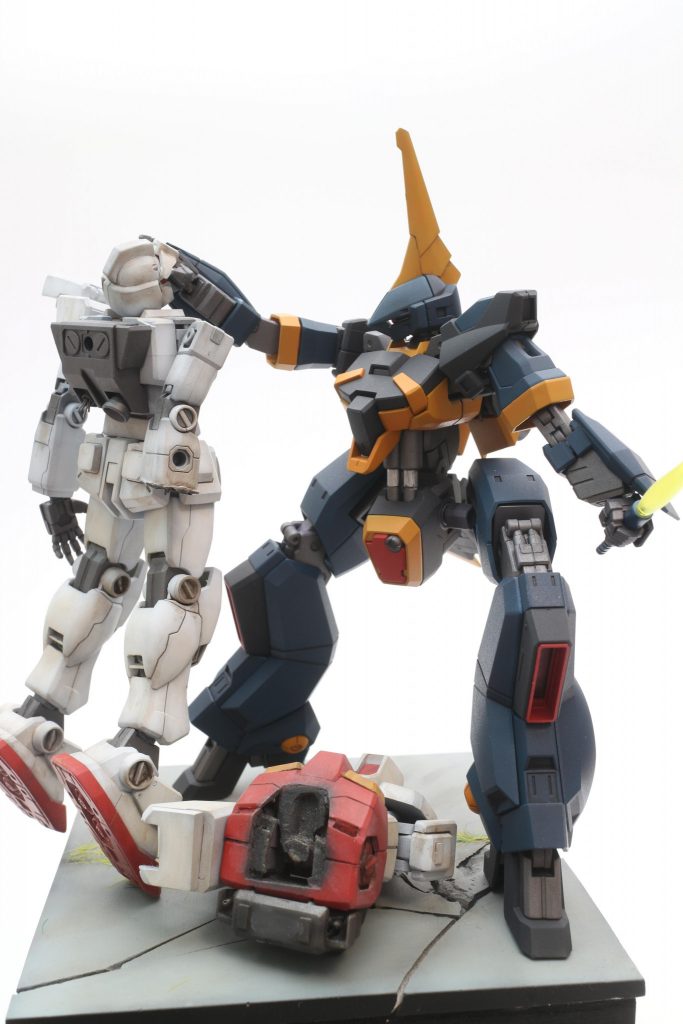 地面に転がっているジムは大昔にガンダムをHGガンダムをベースに可動するFGガンダムを作ろうとしたときの未完成品を成仏させたモノです。