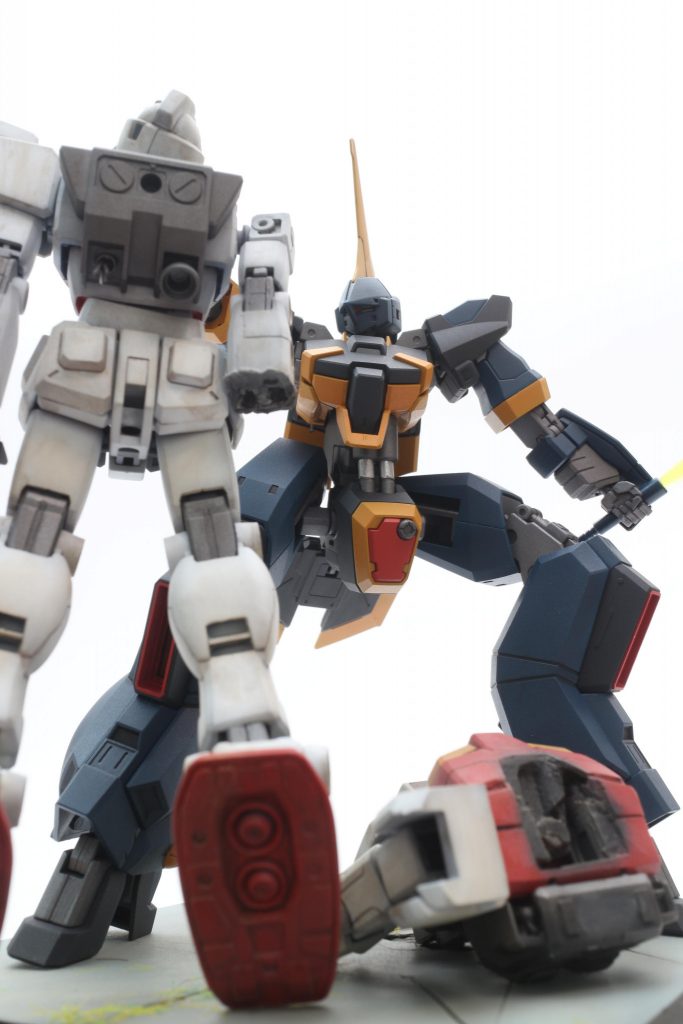 地面は石膏を固めた板を砕いて塗装し、少しだけ草を生やしました。基地の滑走路的なイメージです。