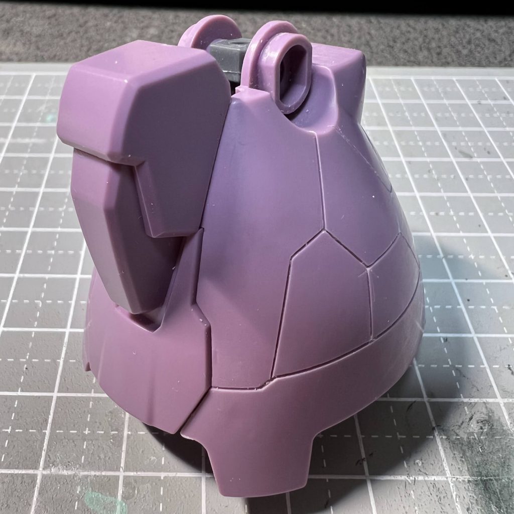 説明書のMS性能諸元表を読んでいたら、ドムトローペン、90式戦車より軽い。ドムは重モビルスーツというけど、ヴァイタルパート以外は軽量化のために装甲は薄く、でも強度は出るように考えられているのでは？と、ハニカム型のパネルラインになるようにスジボリしてみました。