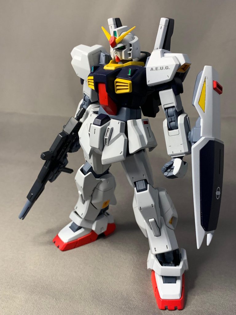 ３年前に購入し、ちまちま手を加えてやっと完成しました。改修ポイントですが頭部はひさしを削って少し厳つい顔にしました。あとは左右のダクトを開口。胸のフィンは薄く削り腹部を1㎜延長。コクピット部も紺の部分を前に1mm張り出してます。