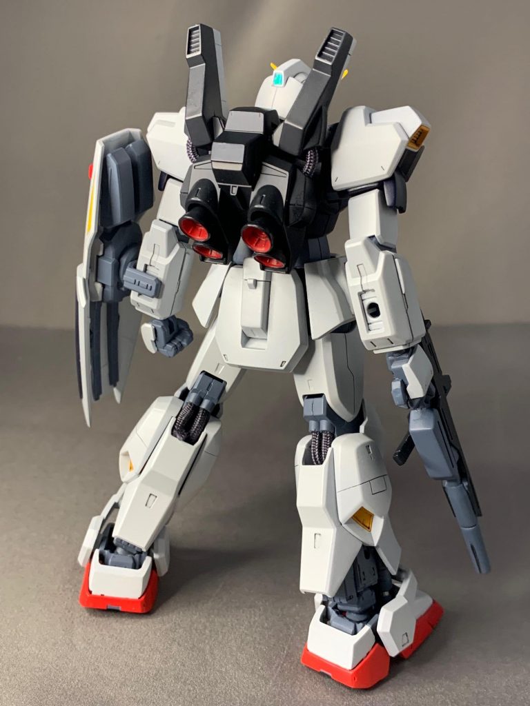 バックパックのバーニアはコトブキヤのパーツにケーブルはメッシュパイプに換装。ハンドパーツもビルダーズパーツを使ってます。