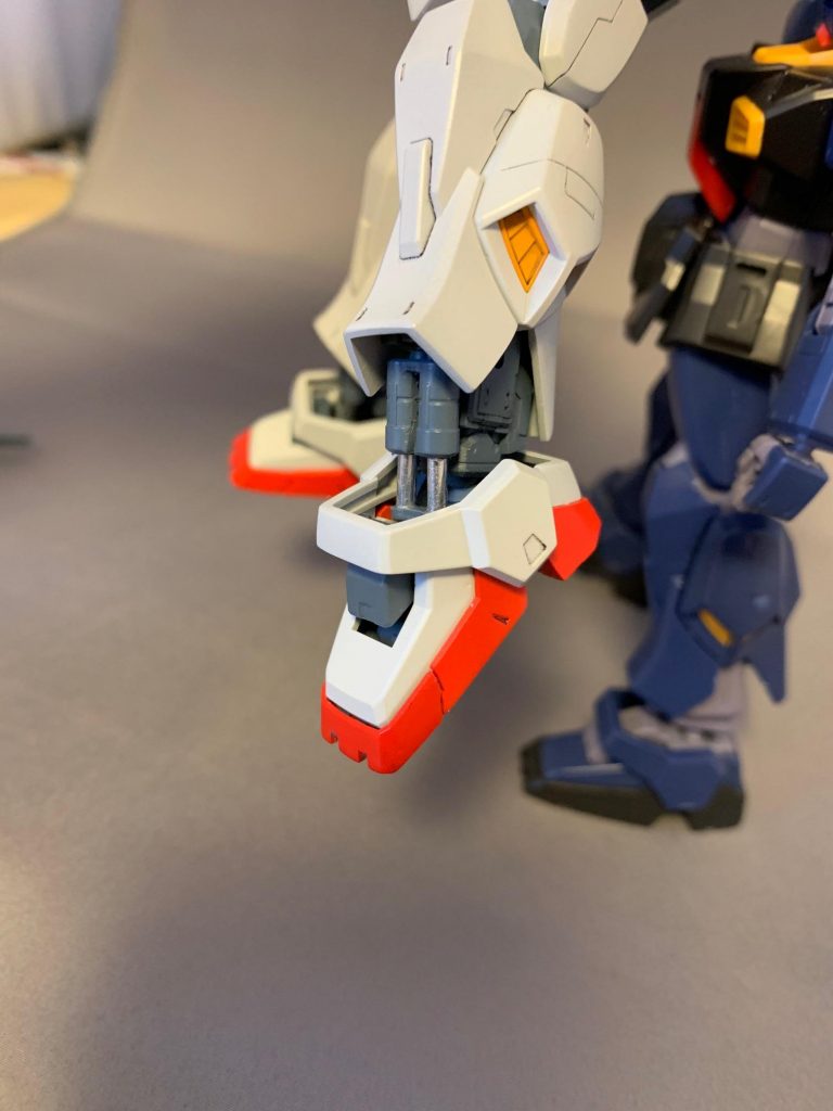 シリンダーは可動！RGのシリンダーはパーツがポリパーツっぽい素材なのでアルミ棒に変更しました。ちなみに設定画準拠で前の裾を削り後ろの裾も角度をつけてます（誰が気付くねん💦）