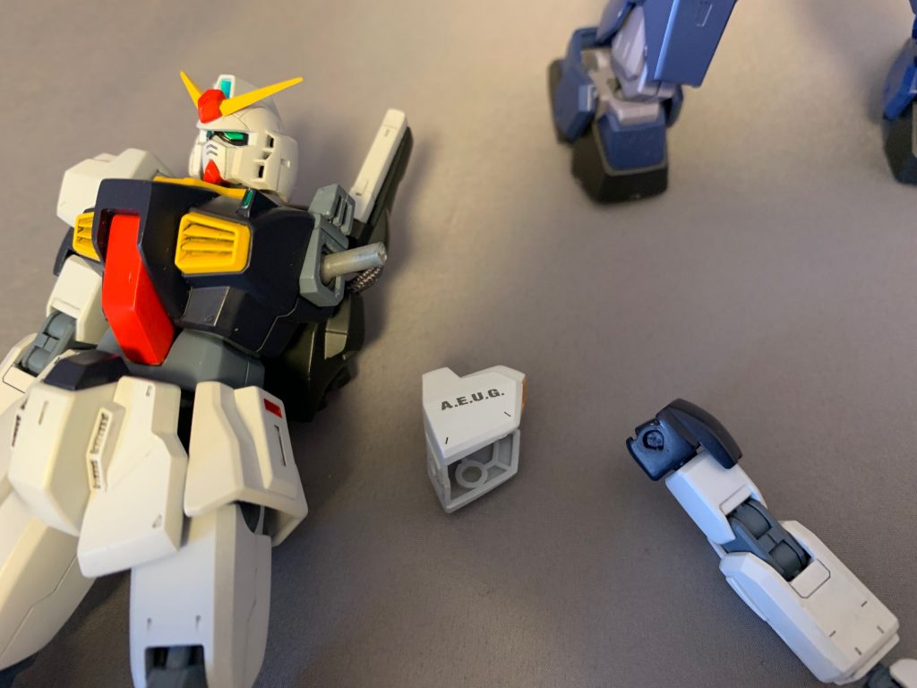 腕の接続方法は変更してます。なぜならボールジョイントがねじ切れたからです(笑)