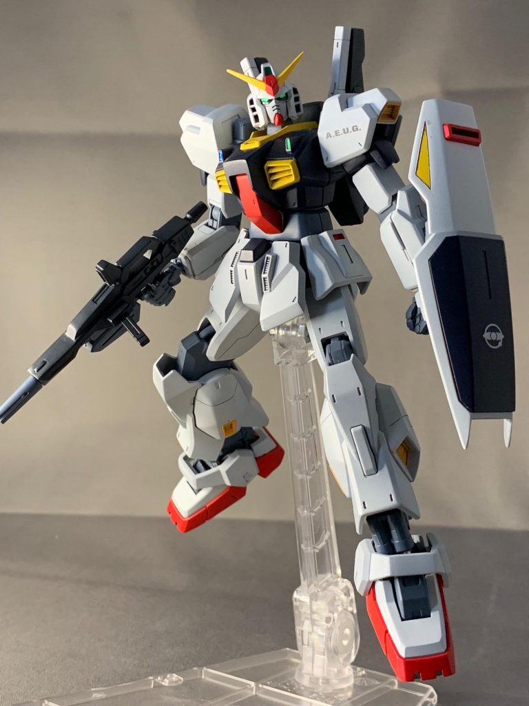 最後は旧1/144の箱絵っぽく。ツインアイやセンサーは付属のシールにラピーテープを貼ってます。最後までご覧いただきありがとうございました。