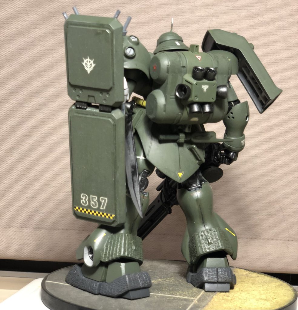 ドーガ本体は、・左ショルダーアーマー形状変更・フロントスカート厚み増し・太ももを2mm延長・膝頭尖らせる・スネの開口部のエッジを薄く・スネ両サイドのスラスターをこんもり盛り上げ・左右シールド裏側に構造材を入れディテールアップ・左シールド増加装甲・右シールドスパイクは新造・足首、かかと周りはツェメリットコーティング・あとはテキトーに各部ディテールアップ