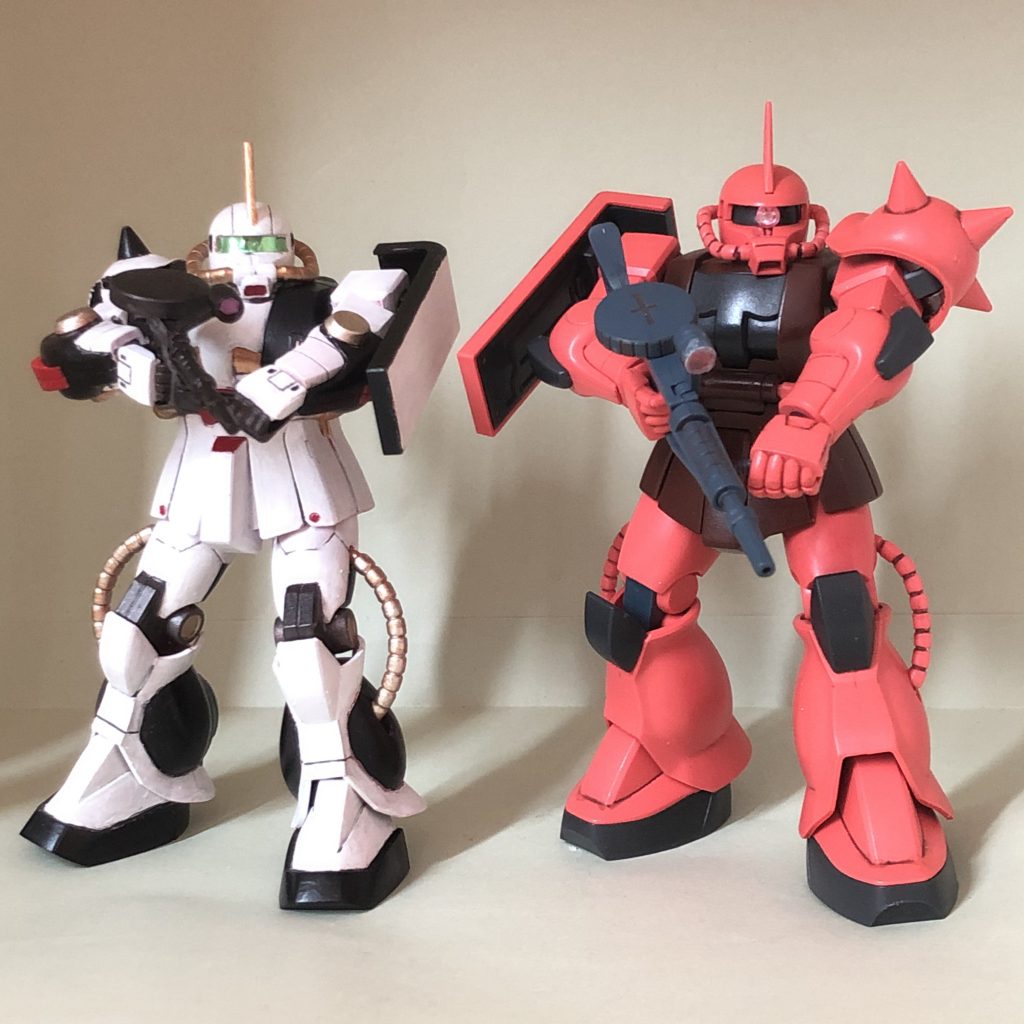 古いHGUCのシャアザク(成形色・半光沢トップコート)と記念撮影。シャアザクはやはりどう見ても敵役ですね。FGの方がちょっと小さい。