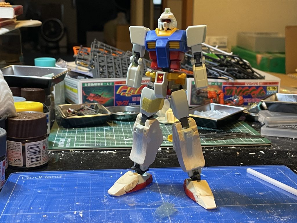 下半身はエポパテ盛りまくりの大改造です.