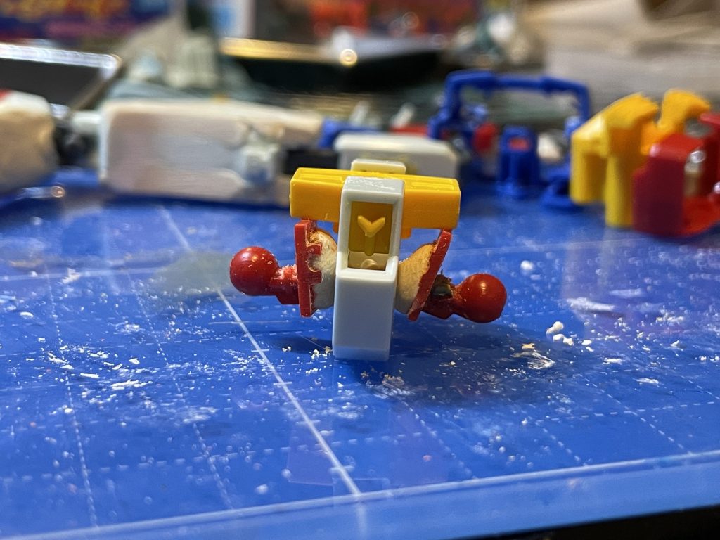 股関節は真鍮線使って横に3mm延長.