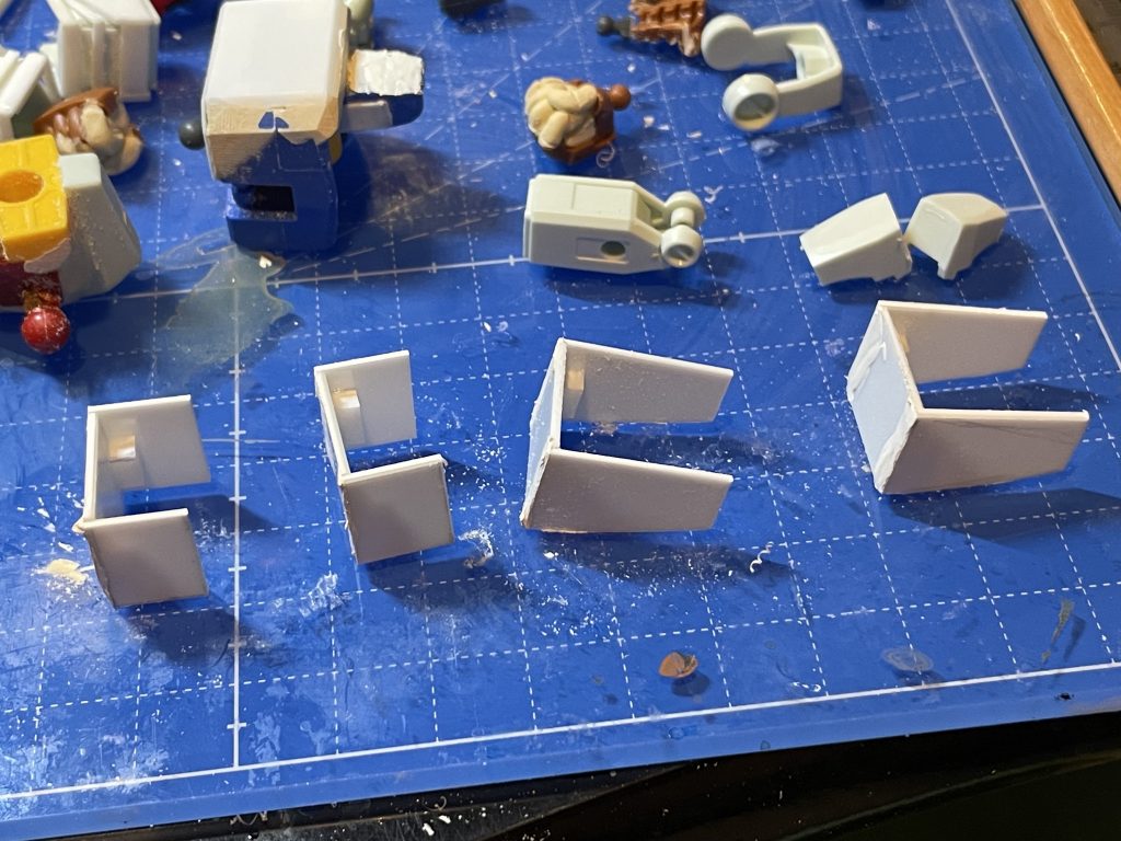 足のアーマーもプラ板.