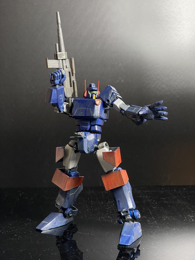 ライフルはもとのビームライフルを改造.まあこれくらいなら横にギャリアが居てもそんな変じゃないかなと.色は元の薄いブルーだとやはり世界観に合わない気がするので,濃いめに.タミヤアクリルのロイヤルブルーです.