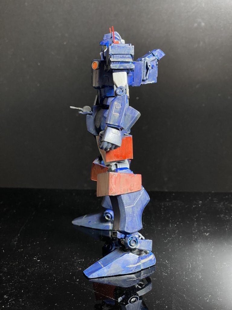 足のアーマーは最新型でヤバいウォーカーマシンということで,危険的な意味合いの赤色を塗装したという設定.手っ取り早く塗られたということで,筆跡を残しました.やっぱりウォーカーマシンには機銃でしょうということで,股間にマゼランの機銃を移植.