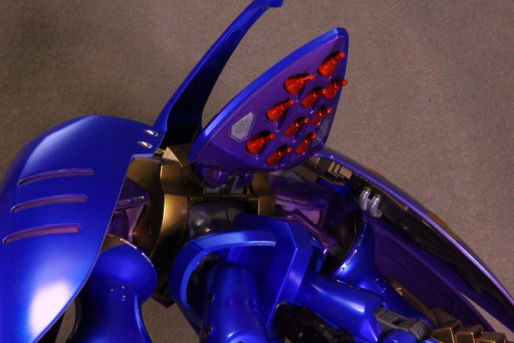 背面のファンネルはこんな感じに赤に