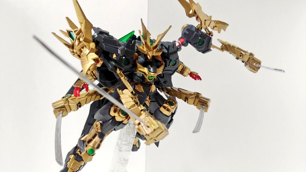 鎧の腕×4戦国アストレイとは違い鎧の腕は常に展開している。だが耐久力は健在である。新たな鎧の腕を合わせた六本の腕を同時に制御するには高い操縦技術を要するが、搭乗者自身の技術と改良エンボディにより容易に操ることができる。