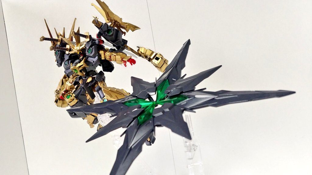 翼大と小の翼各4枚ずつで構成されているバックパック。大の翼の先端には銃口を、中央の小の翼にはビームサーベルをマウントしている。8枚の翼を合体させることで天空十字剣となる。