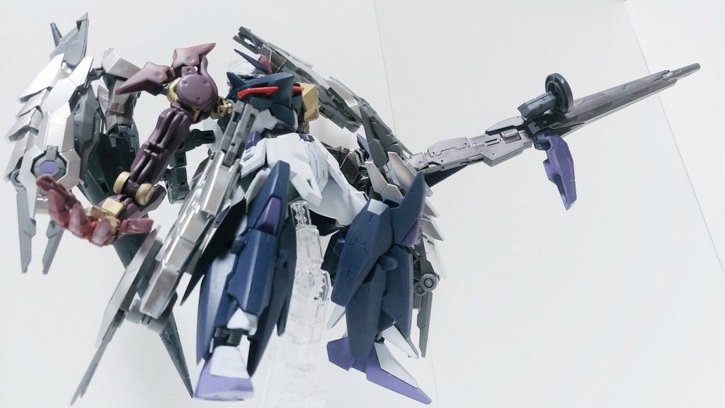 シールドバインダー/フォールディングデストランチャーバックパックにフレキシブルアームで接続された多目的防御兵装。砲身折り畳み式のバスターランチャーと新たに追加されたビームライフルを合体したことにより、火力が更に高くなっている。このビームライフルは搭乗者のシドー・マサキが構想していた武器ということから、彼の意識は覚醒しつつあるのかもしれない